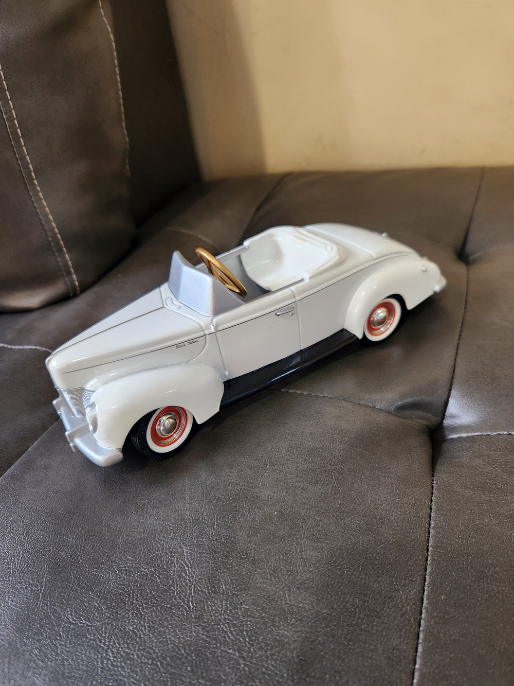 Classic Gear Box White Convertible Model Car for Men Accessories
